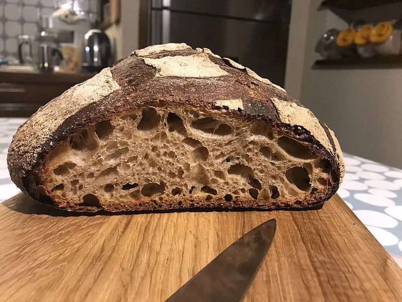 Pagnotta di pane a lievitazione naturale tagliata a metà, con la mollica ben alveolata